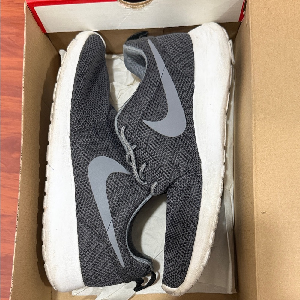 Nike Men's Black and White Sneakers